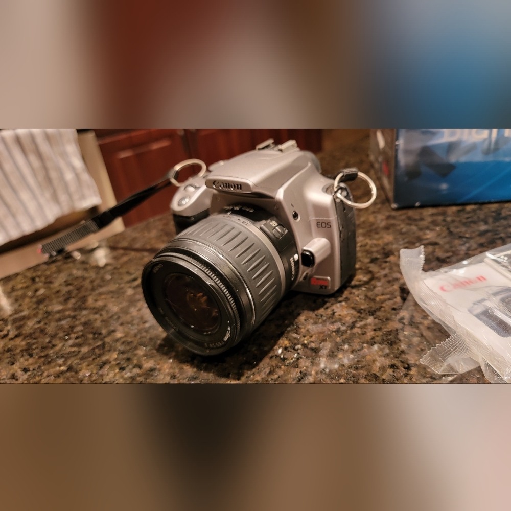 CANON EOS Digital Rebel XT / 350D SLR Camera